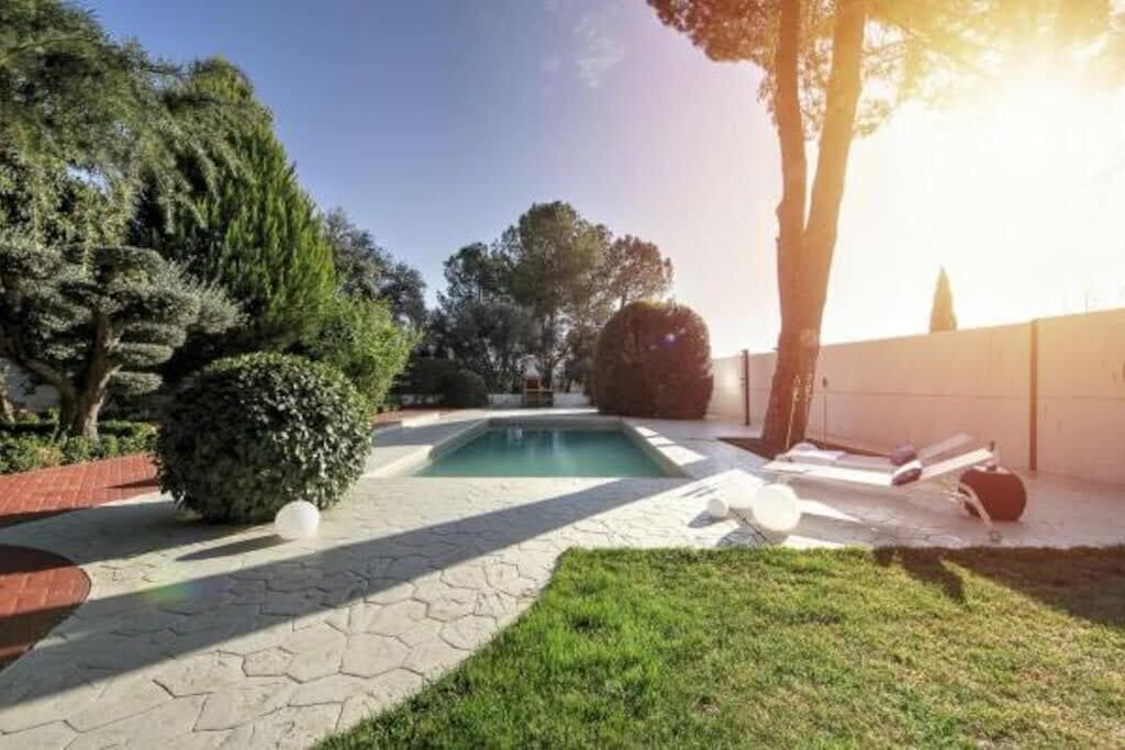 室外游泳池，恒温泳池