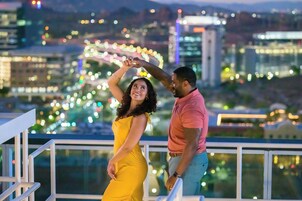 供应早餐、午餐和晚餐