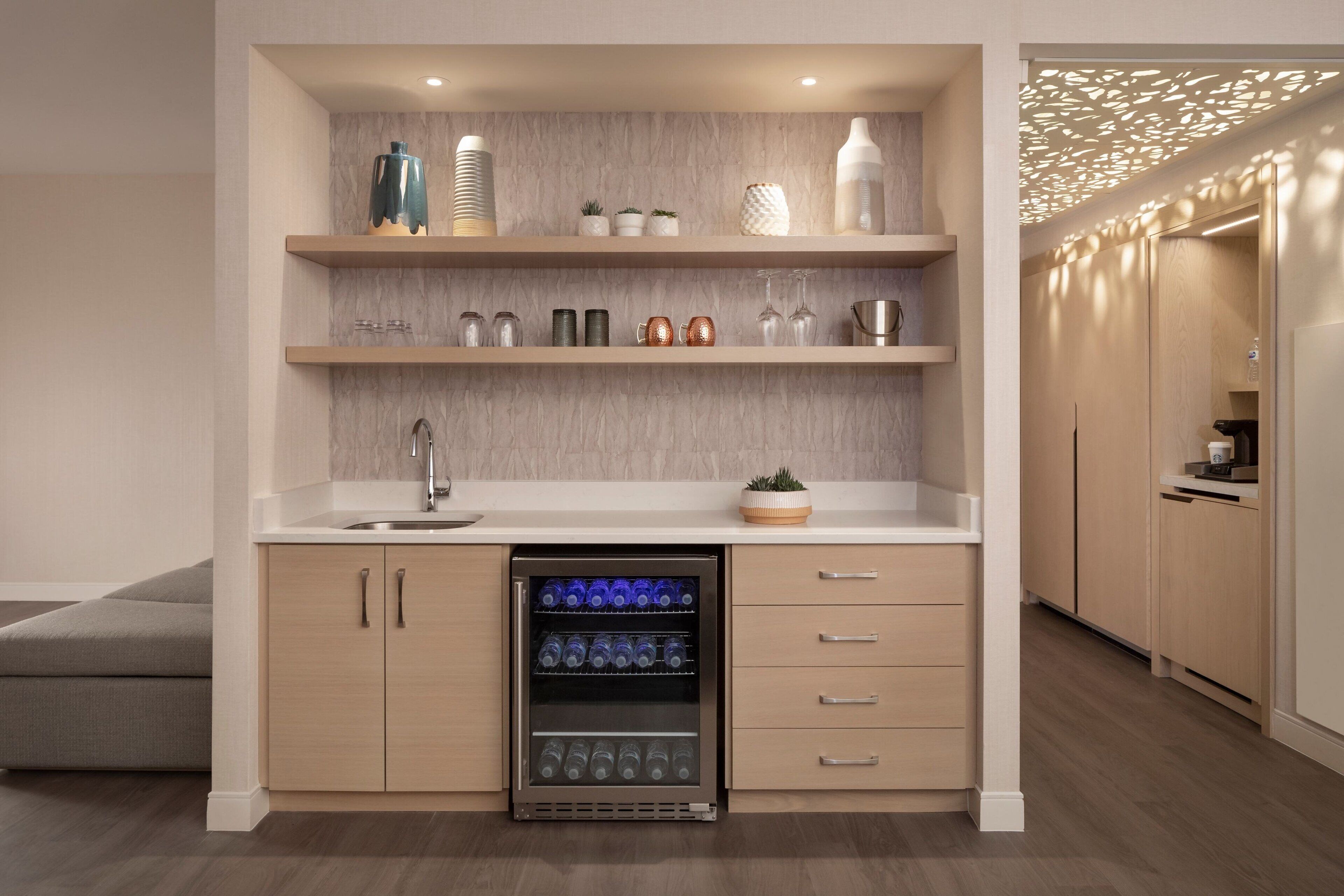 rooftop bar, al fresco dining, open daily