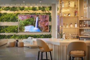 Bar ở tầng thượng, dùng bữa ngoài trời, mở cửa hàng ngày