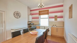 Apartment | Eigene Küche | Kühlschrank, Mikrowelle, Ofen, Herdplatte