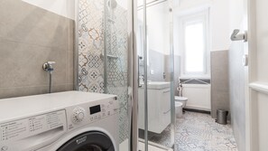 Apartment, 1 Schlafzimmer (A) | Badezimmer | Dusche, Haartrockner, Bidet, Handtücher
