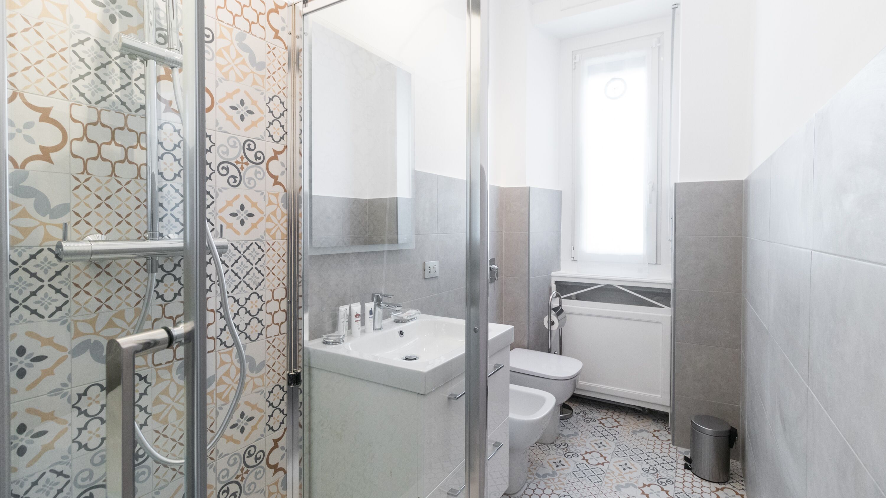 Un baño con ducha, inodoro y lavamanos.