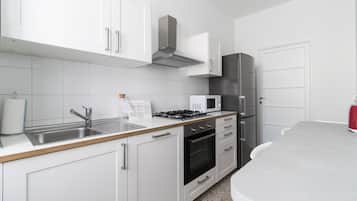Apartment, 1 Bedroom (B) | Private kitchen | Full-size fridge, microwave, oven, stovetop