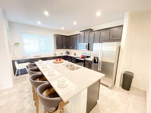 Geladeira, micro-ondas, fogão, cooktop