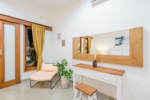 3 bedrooms, in-room safe, iron/ironing board, free WiFi