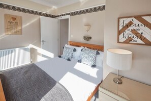 Apartment | 1 bedroom, premium bedding, individually decorated - Apartment 3 At Glencoe (Whitby)