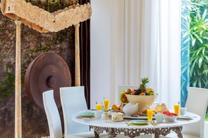 Villa, 2 Bedrooms | Dining room