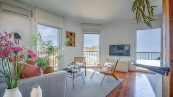 Een smart-tv en een kantoor