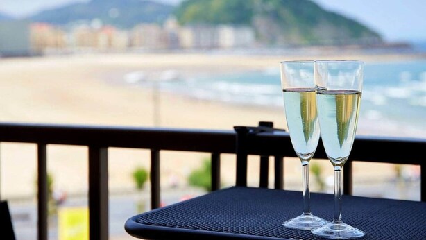 Unclassified image, 1 of 14, button - ☀️Sea Views from 4 Balconies ☀️ Walk Score 90 ☀️ (San Sebastián)