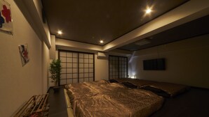 Une chambre à coucher moderne avec un grand lit, un banc en bois et une plante en pot.