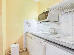 Kühlschrank, Mikrowelle, Wasserkocher mit Kaffee-/Teezubehör