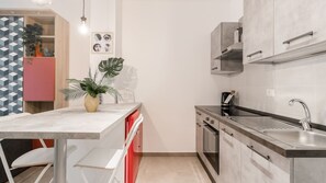 Apartamento (1 Bedroom) | Cozinha privada | Geladeira grande, micro-ondas, fogão, cooktop