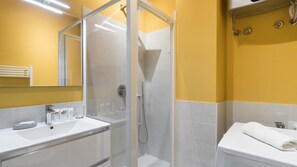 Apartamento (1 Bedroom) | Banheiro | Chuveiro, secador de cabelo, bidê, toalhas de banho