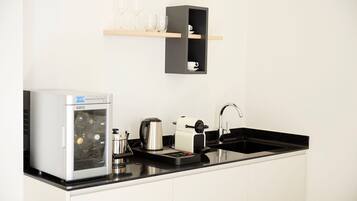 Fridge, stovetop, coffee/tea maker