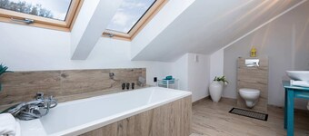 Spacious House | 6 Bedrooms, Terrace, Close to the Sea