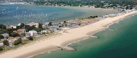 Beach nearby, sun loungers, beach towels