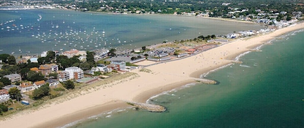 Plage à proximité, chaise longue, serviettes de plage