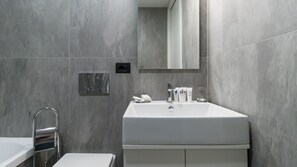 アパートメント (1 Bedroom) | バスルーム | シャワー付き浴槽、ヘアドライヤー、ビデ、タオル