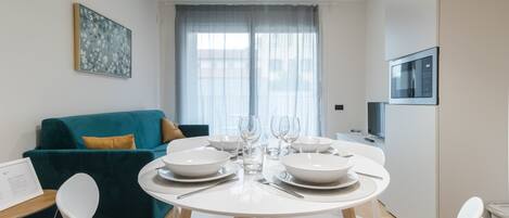 Apartment (1 Bedroom) | Essbereich im Zimmer