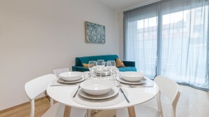 Apartment (1 Bedroom) | In-room dining