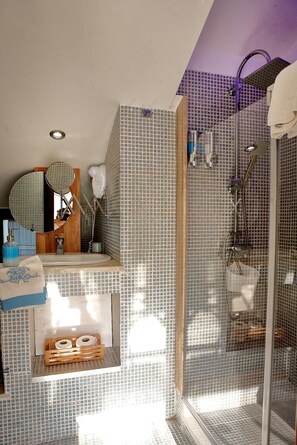 浴槽、ヘアドライヤー、タオル、トイレットペーパー