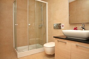 Badewanne, Handtücher, Shampoo