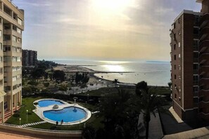 Pool - Genial Apartamento frente al Mar en Urbanización Completa (piscina, jardín etc)  (Alicante/Alacant)