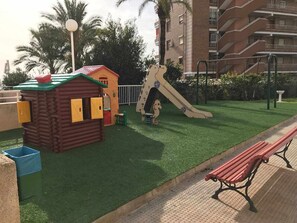 Children’s area - Genial Apartamento frente al Mar en Urbanización Completa (piscina, jardín etc)  (Alicante/Alacant)