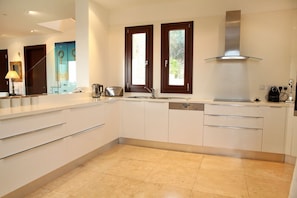 Fridge, oven, dishwasher, coffee/tea maker