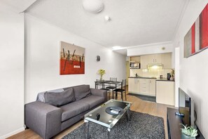 Flat-screen TV, Netflix, streaming services, offices - Two Seconds to…everything! 1Bed/1Bath/1Car/CBD Views (Fortitude Valley)