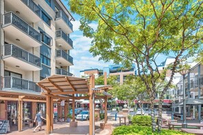 Exterior - Two Seconds to…everything! 1Bed/1Bath/1Car/CBD Views (Fortitude Valley)