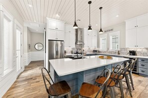 Coffee/tea maker, fridge, microwave, stovetop