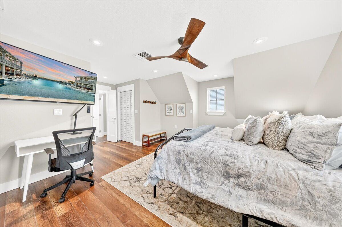 5 bedrooms, iron/ironing board, WiFi, bed sheets