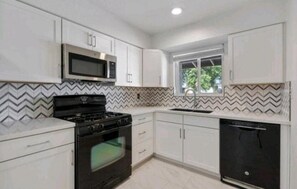 Frigorifero, microonde, forno, piano cottura