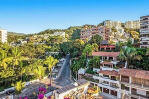 Un quartier résidentiel comprenant une rue, des immeubles et des espaces verts.