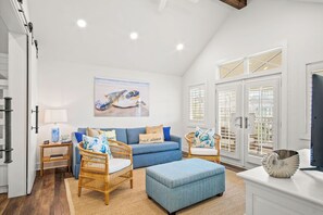 Smart TV, fireplace, books, stereo - Glam 3-Story @ Cinnamon Shore South w/ Beach, Pool & Great Amenity Access (Port Aransas)