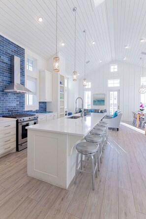 Réfrigérateur, four à micro-ondes, surface de cuisson, lave-vaisselle