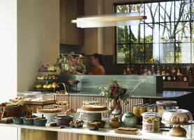 Café da manhã mediante uma taxa