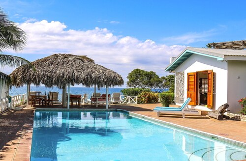 Doubloon Villa, large pool and sandy beach at heart of Treasure Beach