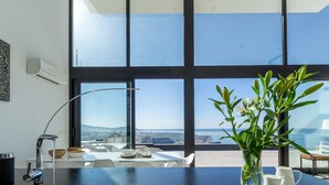 Un espace repas moderne avec une table dressée pour deux personnes, offrant une vue panoramique.