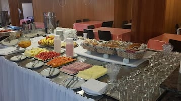Café da manhã com buffet grátis todos os dias