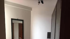 A small room with a desk, chair, and a wardrobe. - Binder Hotel Mogi Guaçu (Mogi-Guaçu)