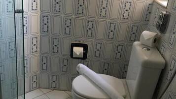 Quarto básico | Banheiro | Chuveiro, toalhas de banho, sabonete, shampoo