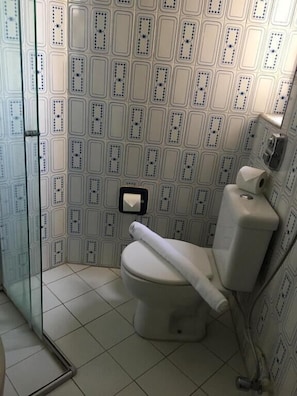 基础客房 | 浴室 | 淋浴设施、毛巾、肥皂、洗发水