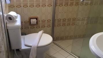 Quarto standard | Banheiro | Chuveiro, toalhas de banho, sabonete, shampoo