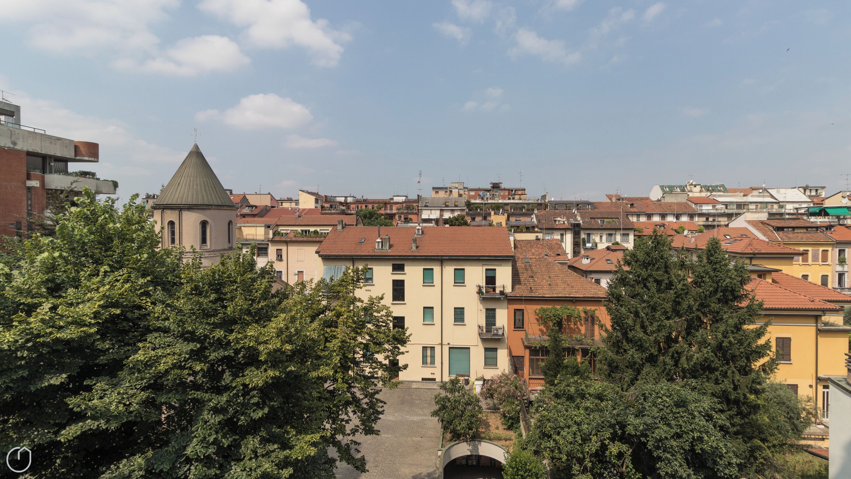 Une ville historique à l’architecture traditionnelle, avec notamment une église dotée d’un toit conique et d’un clocher.