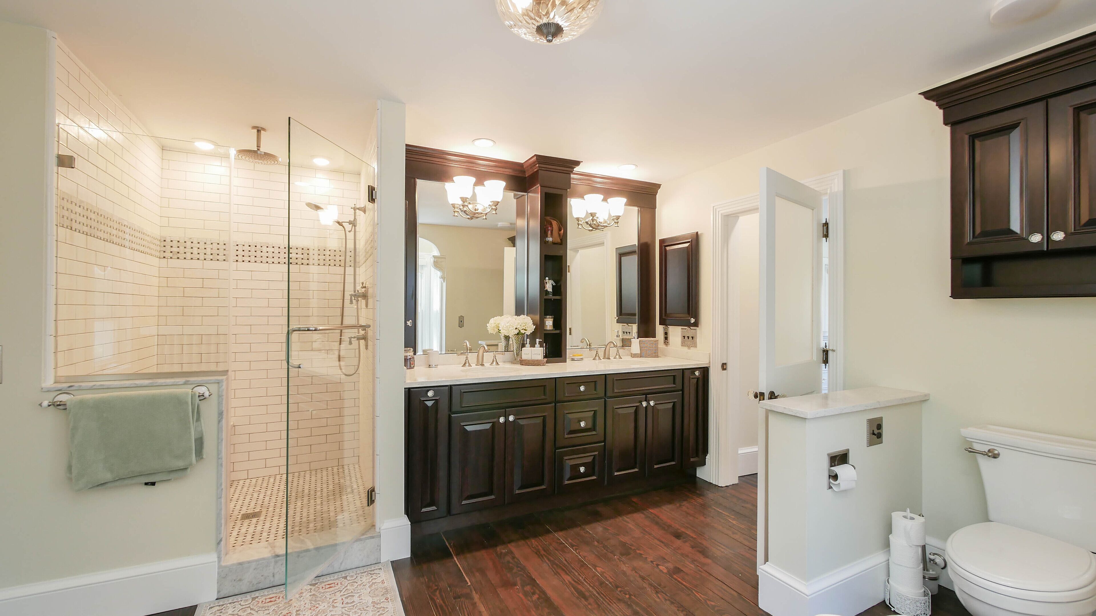 Combined shower/tub, towels