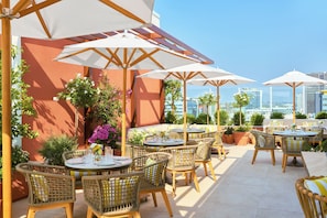 Breakfast, lunch, dinner served; Californian cuisine, pool views