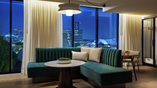 Studio suite, 1 kingsize bed, niet-roken, uitzicht op stad | 1 slaapkamer, luxe beddengoed, donzen dekbedden, pillowtop-bedden